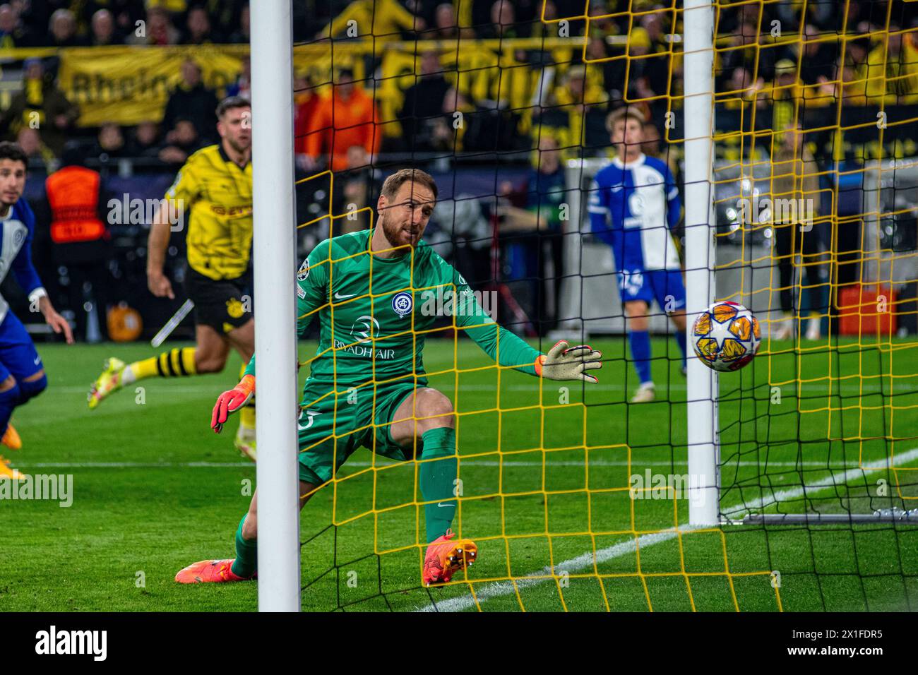 Dortmund, Renania settentrionale-Vestfalia, Germania. 16 aprile 2024. Il portiere dell'Atletico Madrid JAN OBLAK (13, centro) non è in grado di impedire un gol nella partita di UEFA Champions League tra il Borussia Dortmund e l'Atletico Madrid nel BVB Stadion Dortmund a Dortmund, Renania settentrionale-Vestfalia, Germania il 16 aprile 2024. (Credit Image: © Kai Dambach/ZUMA Press Wire) SOLO PER USO EDITORIALE! Non per USO commerciale! Foto Stock