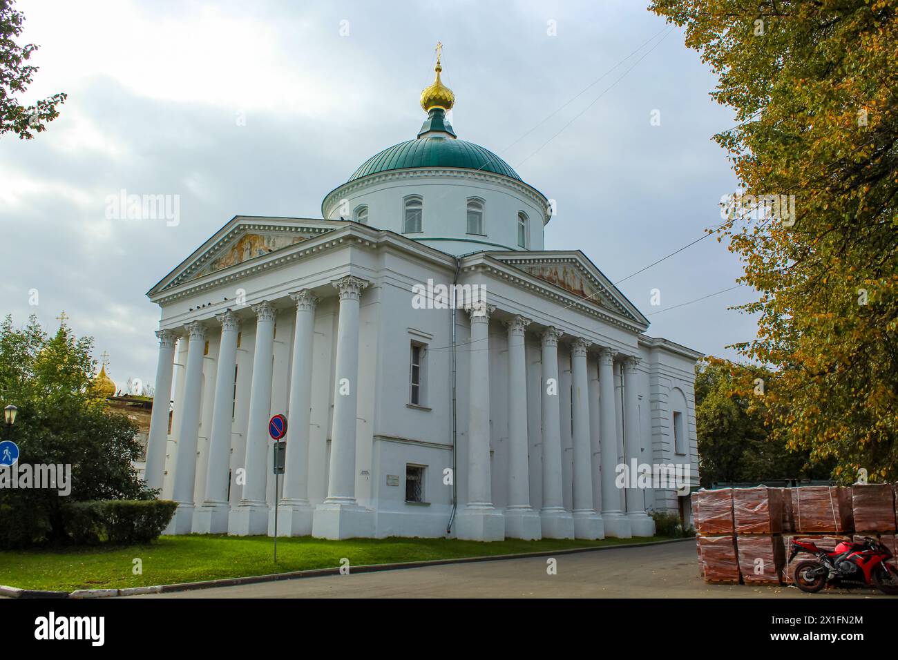 Chiesa del profeta Elia e di Tikhon, vescovo di Amaphunt a Jaroslavl. Russia. Cielo nuvoloso con spazio di copia per il testo Foto Stock