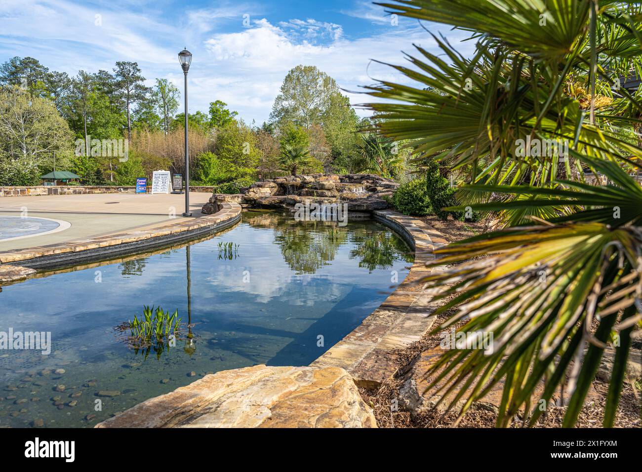 Splendida piscina riflettente e cascata accanto al cortile d'ingresso dello Zoo di Birmingham, Alabama. (USA) Foto Stock