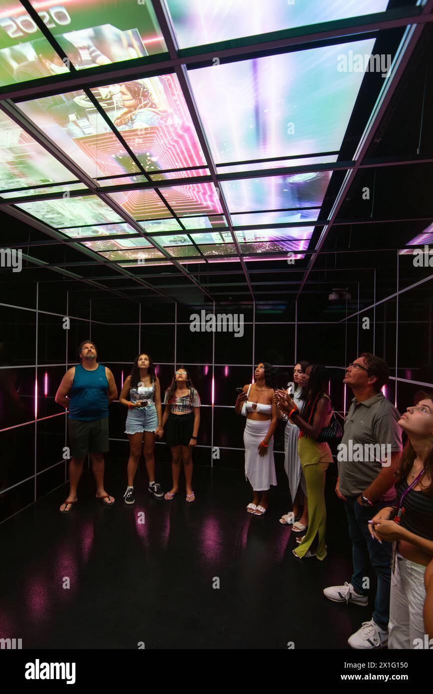 QUAKE Lisbon Earthquake Museum, Belém a Lisbona, Portogallo. Un gruppo di visitatori nella "macchina del tempo" che dà l'esperienza di viaggiare indietro nel tempo fino al 1755 all'interno del museo, Centro do Terramoto De Lisboa. Il Museo di 1.800 metri quadrati dedicato al grande terremoto di Lisbona del 1755 è stato aperto al pubblico nell'aprile 2022. Il museo ha ricevuto un premio per Historic Experience – Outstanding Achievement nel 2022 ed è stato nominato miglior esperienza turistica d'Europa nel 2023. Foto Stock