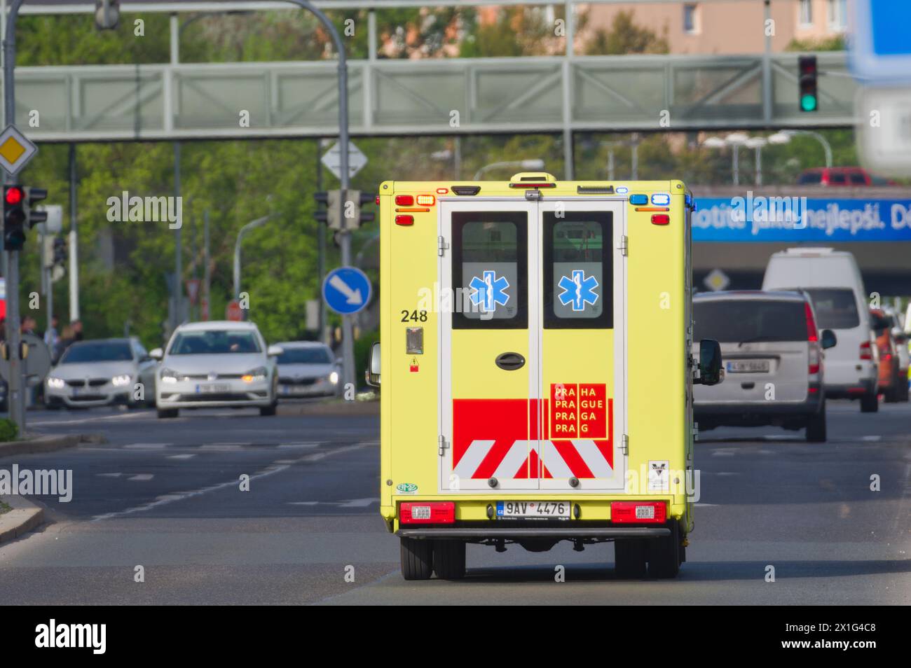 Praga, repubblica Ceca - 11 aprile 2024: Ambulanza veicolo medico a Praga. Emergenze mediche. Servizi medici di emergenza. repubblica Ceca. Foto Stock