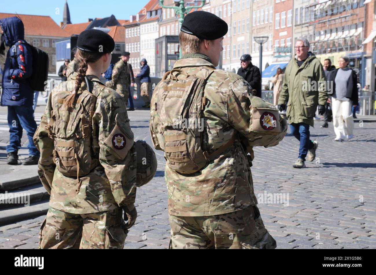 Copenaghen/Danimarca (solo per uso editoirale)/16 aprile 2024/forze armate danesi o guardie nazionali assistenti di polizia e vigili del fuoco e pubblico durante l'edificio storico della Danimarca e la vecchia architettura del grande centro danisn sta distruggendo l'edificio della Borsa di Olde a Copenaghen, i danesi sono scioccati nel vedere bruciare il grande edificio danese e i vigili del fuoco lavorano duramente per fermare il fuoco nel vecchio magazzino di Copenaghen. (Foto.Francis Joseph Dean/Dean Pictures) (NON PER USO COMMERCIALE) Foto Stock