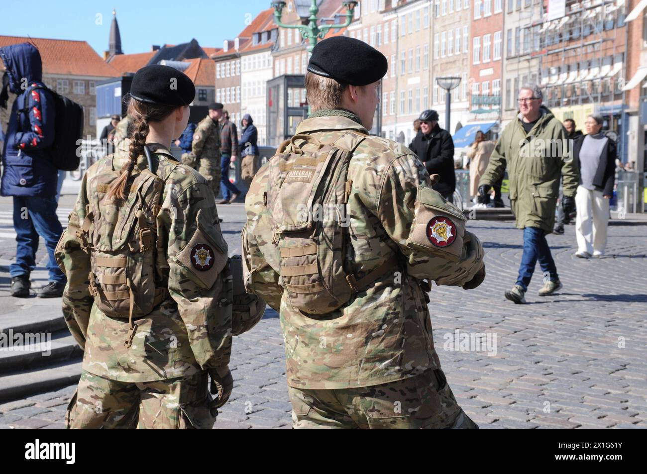 Copenaghen/Danimarca solo per uso editoriale/16 aprile 2024/ forze armate danesi o guardie nazionali assistenti di polizia e vigili del fuoco e pubblico durante l'edificio storico danese e la vecchia architettura danisn centry sta seppellendo l'edificio della Borsa di Olde a Copenaghen, i danesi sono scioccati nel vedere bruciare il grande edificio danese e i vigili del fuoco lavorano duramente per fermare il fuoco nel vecchio magazzino di Copenaghen. Foto. Francis Joseph Dean/Dean immagini NON PER USO COMMERCIALE Foto Stock