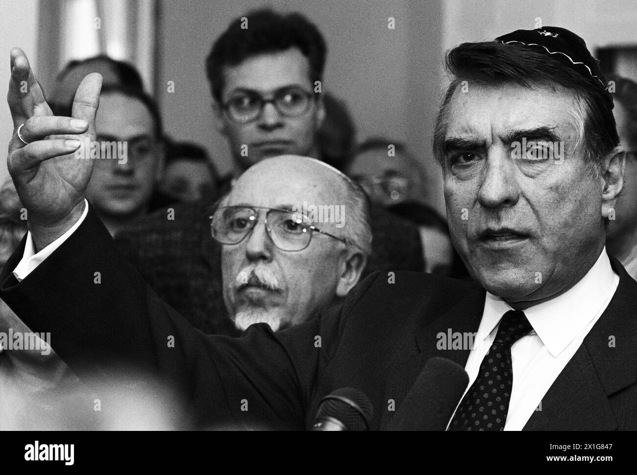 Il 24 ottobre 2008 l'ex sindaco di Vienna Helmut Zilk morì all'età di 81 anni. Foto: Helmut Zilk (R.) e Paul Grosz durante l'apertura del Museo Ebraico di Vienna, il 7 marzo 1990. - 20081024 PD0222 - Rechteinfo: Diritti gestiti (RM) Foto Stock