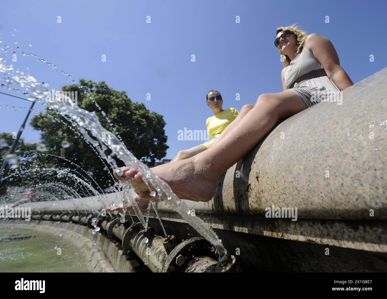Estate in Austria 2009 - con temperature di 33 gradi Celsius, la gente è in cerca di ristoro vicino alla fontana di Schwarzenberg Platz a Vienna il 22 luglio 2009. - 20090722 PD0603 - Rechteinfo: Diritti gestiti (RM) Foto Stock Estate in Austria 2009 - con temperature di 33 gradi Celsius, la gente è in cerca di ristoro vicino alla fontana di Schwarzenberg Platz a Vienna il 22 luglio 2009. - 20090722 PD0603 - Rechteinfo: Diritti gestiti (RM) Foto Stock