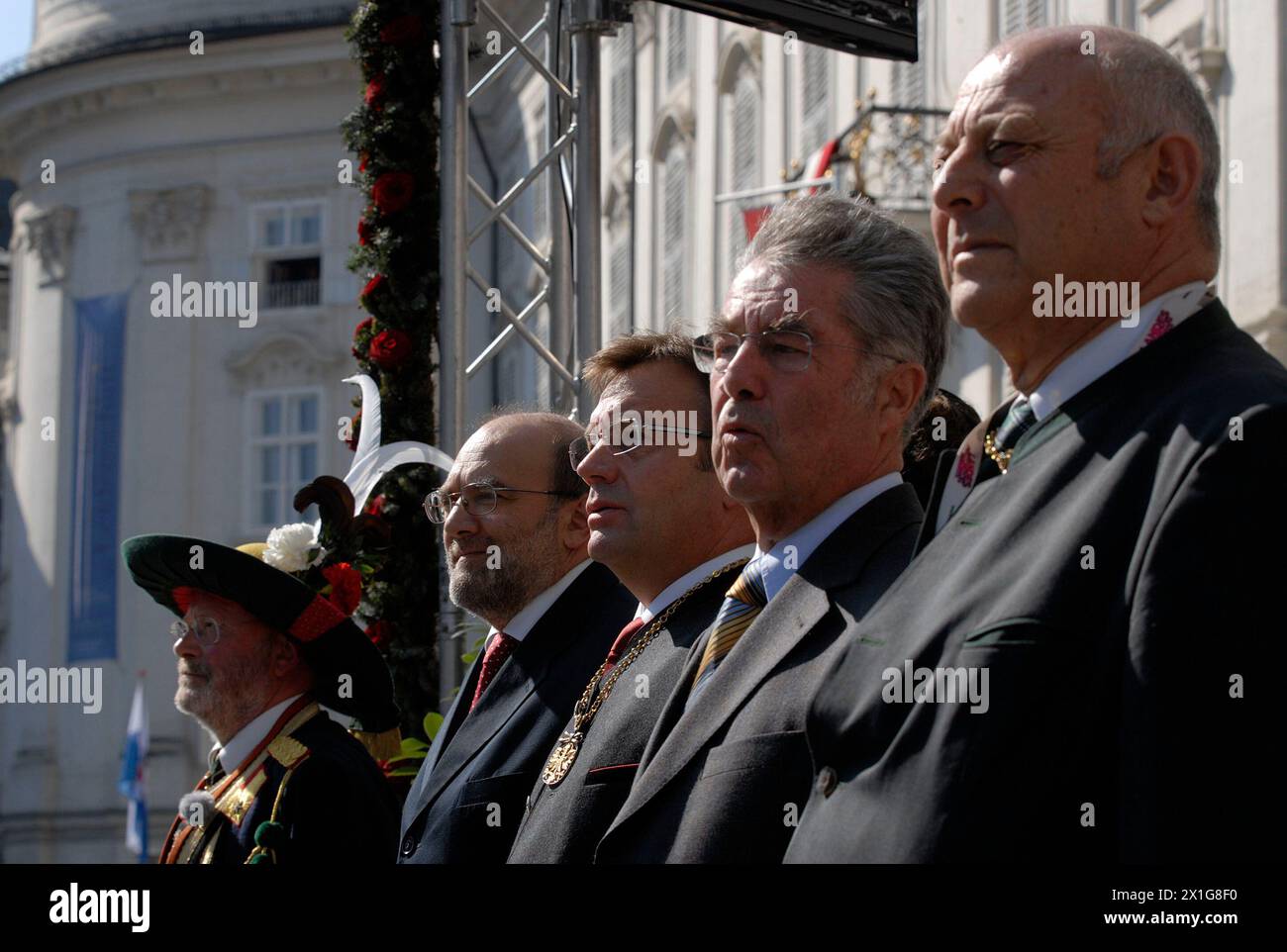 Commemorazione della gilda tirolese di tiratori commemorativa di Andreas Hofer, leader della ribellione tirolese del 1809, di fronte alla Hofburg di Innsbruck il 20 settembre 2009. Nella foto: il presidente austriaco Heiz Fischer, il governatore del Trentino Lorenz Dellai (l), il governatore dell'alto Adige Luis Durnwalder (r) e il governatore del Tirolo Guenther Platter (2° da sinistra). - 20090920 PD0789 - Rechteinfo: Diritti gestiti (RM) Foto Stock