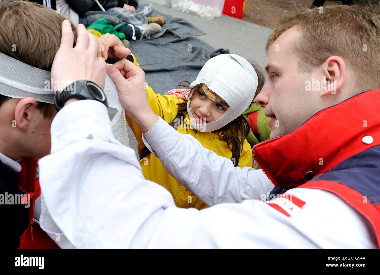 Vienna: Campagna "primo soccorso per i bambini" del 20 maggio 2010. I bambini imparano dai paramedici e dai medici come dare il primo soccorso. - 20100520 PD0564 - Rechteinfo: Rights Managed (RM) Foto Stock