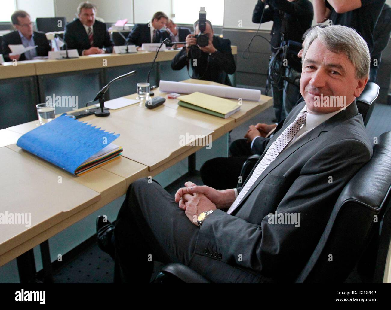 Ex amministratore delegato della banca Hypo Alpe Adria, Wolfgang Kulterer, catturato in occasione della riunione della commissione d’inchiesta del 19 maggio 2010 a Klagenfurt, Carinzia. - 20100519 PD0673 - Rechteinfo: Rights Managed (RM) Foto Stock