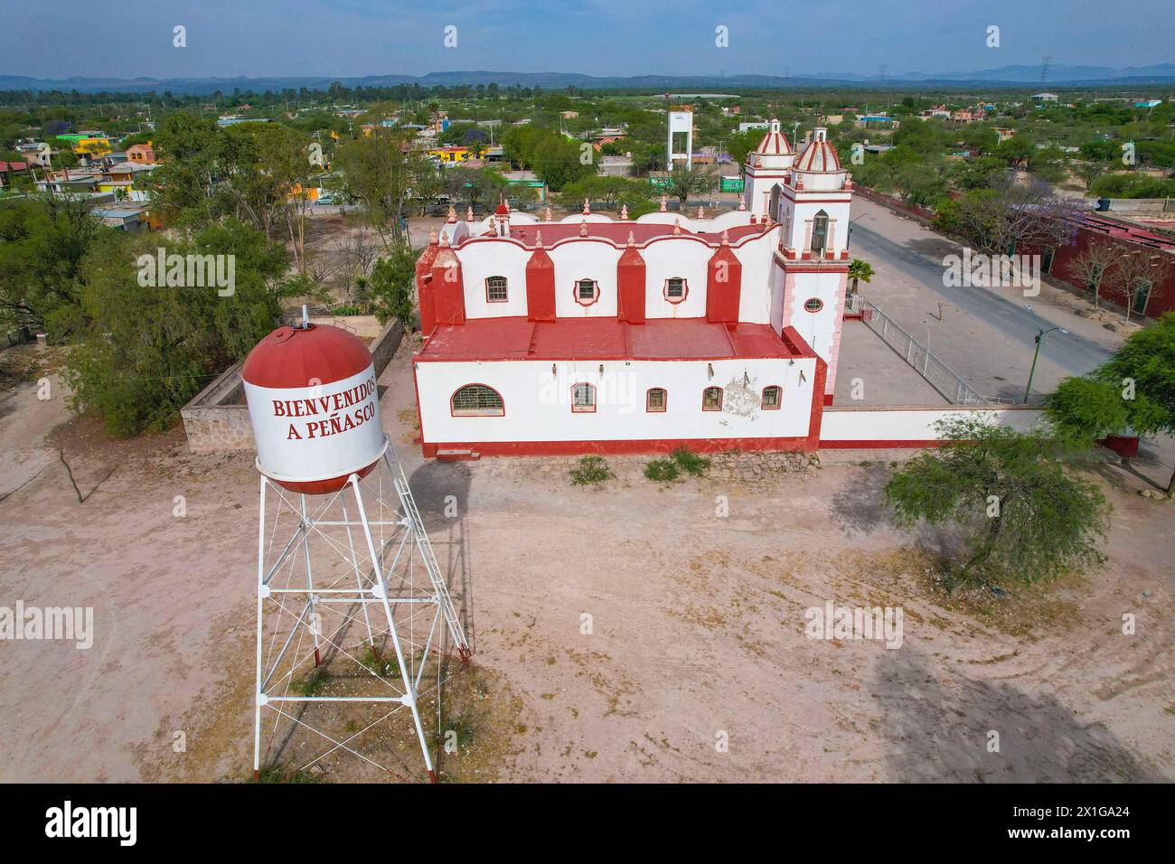 Vista aerea della località o città El Peñasco, San Luis Potosí Messico. Fattoria Peñasco e Chiesa di nostra Signora di Guadalupe Potosino Altiplano , Altiplanicie messicano (foto di Luis Gutierrez/ foto nord) Vista aerea de localidad o pueblo El Peñasco, San Luis Potosí Messico. Hacienda de Peñasco e iglecia de Nuestra Señora de Guadalupe altiplano Potosino , altiplanicie mexicana (foto di Luis Gutierrez/ Norte Photo) Foto Stock