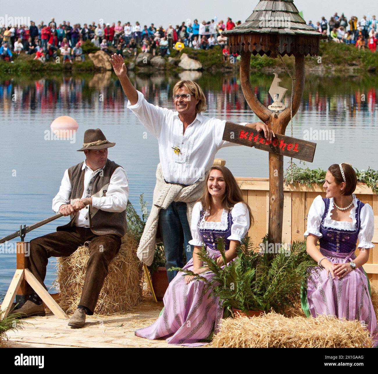 Una folla di tifosi si riunì per la cantante austriaca ed ex sciatrice alpina Hansi Hinterseer che ha guidato l'evento dei tifosi "Excursion with Hansi Hinterseer" sul lago Ehrenbachhoehe, Austria, 19 agosto 2010. - 20100819 PD1641 - Rechteinfo: Diritti gestiti (RM) Foto Stock