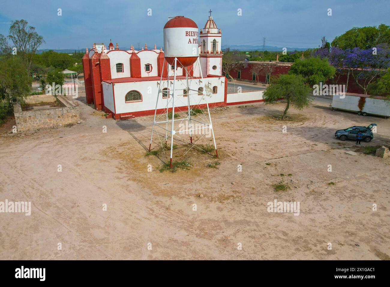 Vista aerea della località o città El Peñasco, San Luis Potosí Messico. Fattoria Peñasco e Chiesa di nostra Signora di Guadalupe Potosino Altiplano , Altiplanicie messicano (foto di Luis Gutierrez/ foto nord) Vista aerea de localidad o pueblo El Peñasco, San Luis Potosí Messico. Hacienda de Peñasco e iglecia de Nuestra Señora de Guadalupe altiplano Potosino , altiplanicie mexicana (foto di Luis Gutierrez/ Norte Photo) Foto Stock