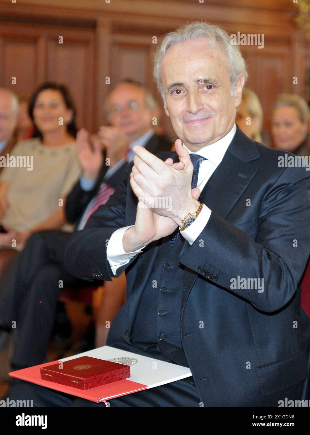 Il tenore spagnolo catalano José (Josep) Carreras riceve la medaglia d'oro d'onore della città di Vienna in una cerimonia tenutasi nel municipio di Vienna il 13 ottobre 2011. - 20111013 PD1337 - Rechteinfo: Diritti gestiti (RM) Foto Stock