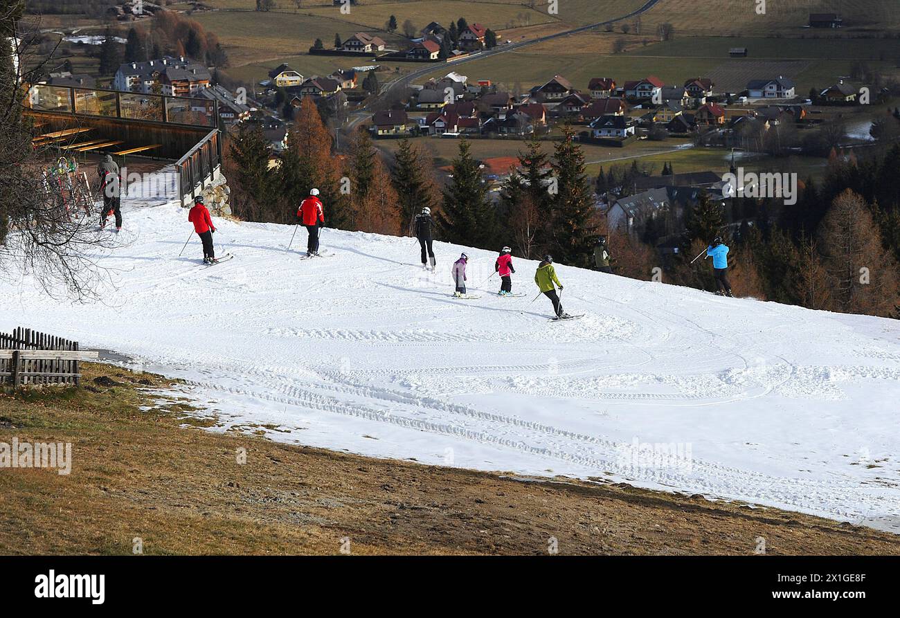 A causa delle temperature calde e del clima molto secco alla fine di novembre, le regioni sciistiche austriache sono ancora per la prima forte nevicata. Nella foto: Le piste vicino a Salisburgo sono in fase di preparazione con cannoni da neve il 27 novembre 2011. - 20111126 PD1026 - Rechteinfo: Diritti gestiti (RM) Foto Stock