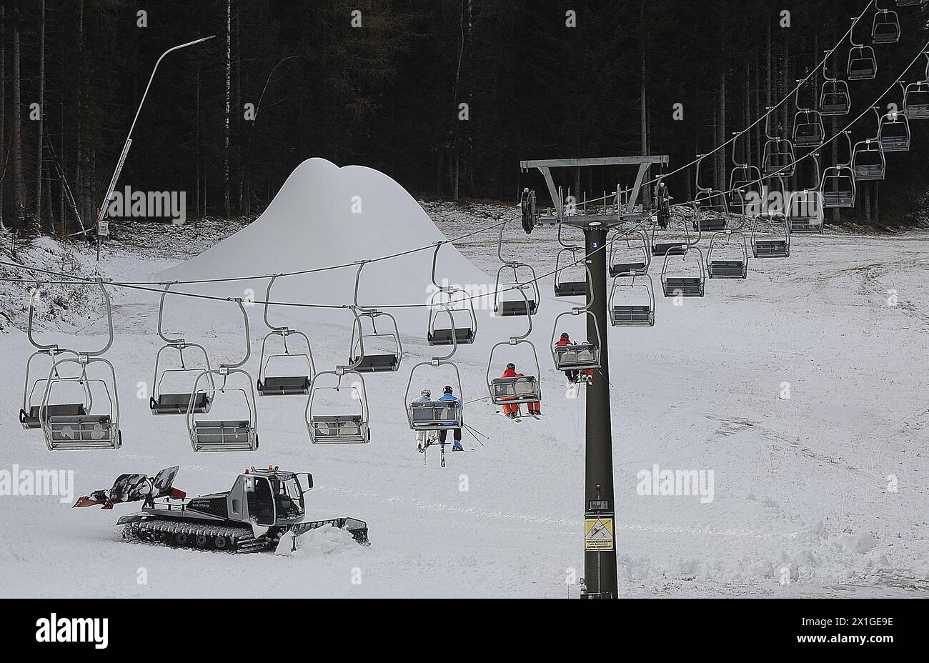 A causa delle temperature calde e del clima molto secco alla fine di novembre, le regioni sciistiche austriache sono ancora per la prima forte nevicata. Nella foto: Le piste vicino a Salisburgo sono in fase di preparazione con cannoni da neve il 27 novembre 2011. - 20111126 PD1211 - Rechteinfo: Diritti gestiti (RM) Foto Stock