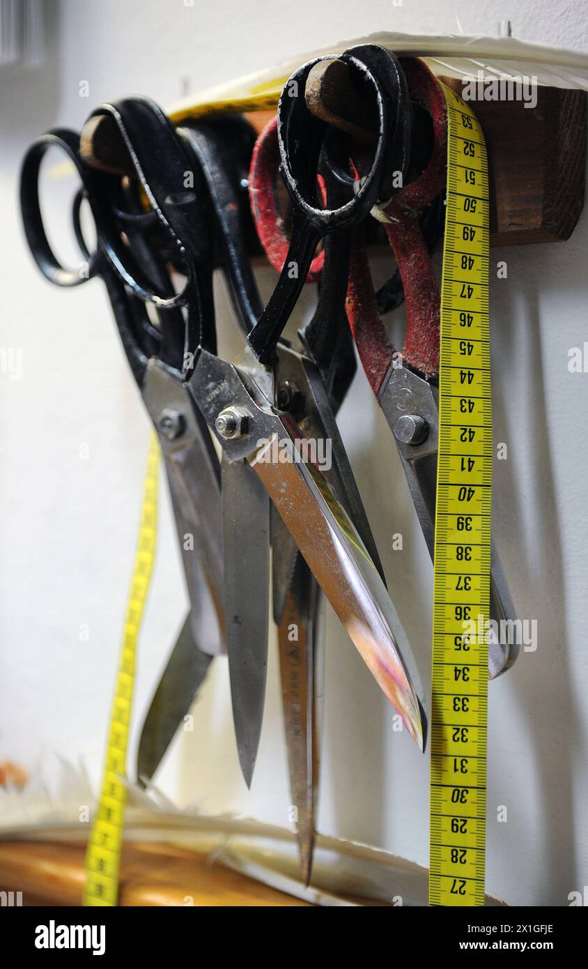 Bad Aussee, Austria - caratteristica: Il costume da uomo della tradizione di Ausseerland, il Lederhosen, realizzato a mano da uno dei pochi lederhosen del Salzkammergut stiriano Christian Raich. FOTO: Christian Raich nel suo atelier il 9 maggio 2012. - 20120504_PD7599 - Rechteinfo: Diritti gestiti (RM) Foto Stock