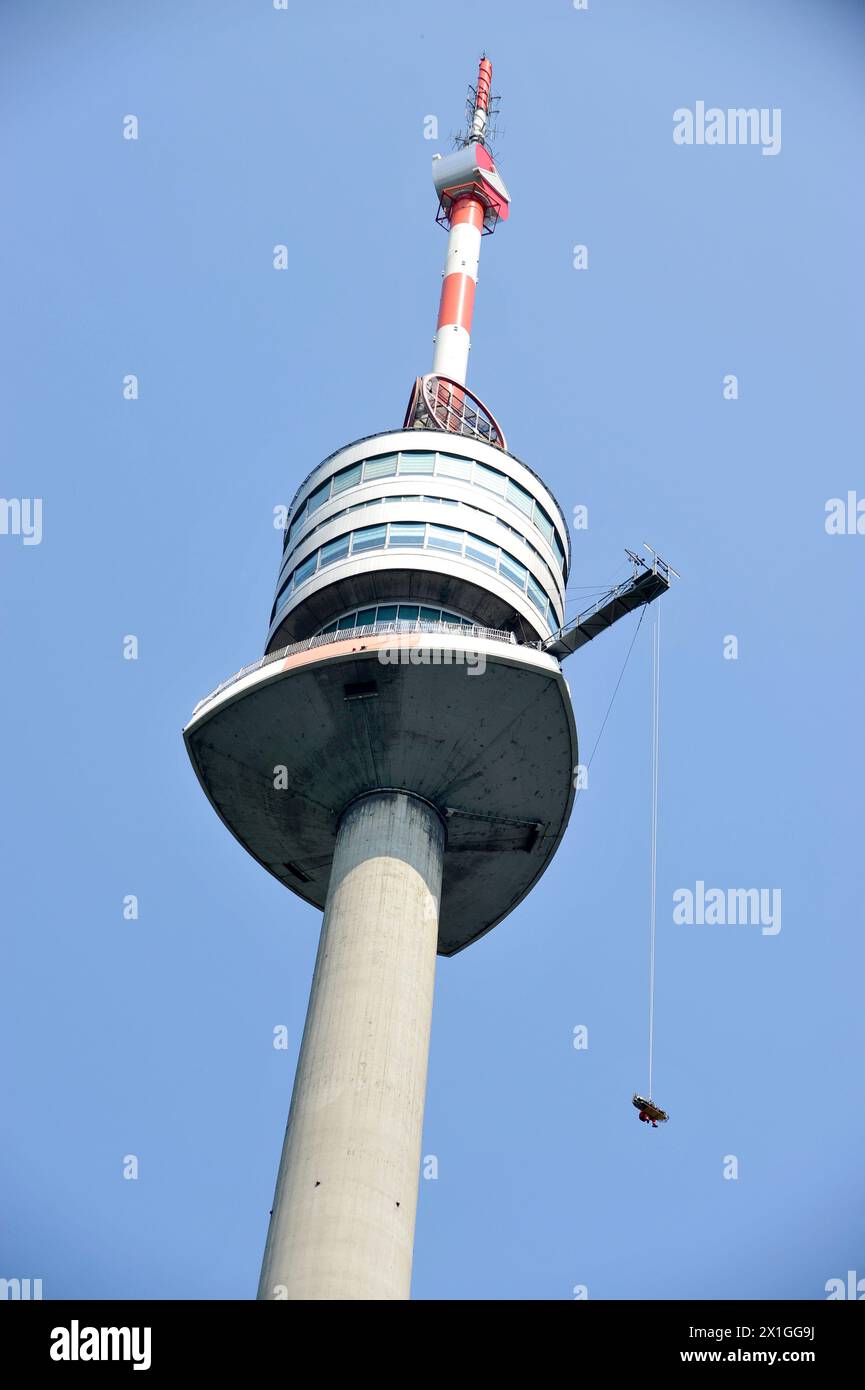 Vienna - operazioni di addestramento antincendio dell'Einsatzgruppe Alarmabteilung (WEGA) il 19 giugno 2012 con discesa in corda doppia da Donauturm (torre del danubio) a Vienna. - 20120619 PD0597 - Rechteinfo: Rights Managed (RM) Foto Stock