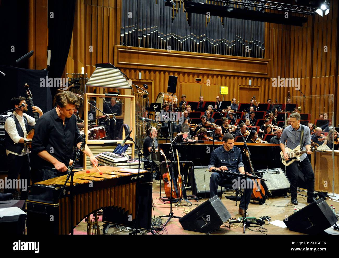 Vienna - Joey Burns, membro della band 'Calexico' - concerto al Radiokulturhaus il 28 giugno 2012. - 20120628 PD5596 - Rechteinfo: Diritti gestiti (RM) Foto Stock