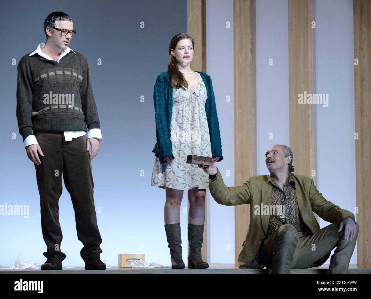 Vienna - prove 'Urfaust' al Volkstheater il 17 ottobre 2012. FOTO: Denis Petkovic nel ruolo di "Faust", Nanette Waidmann nel ruolo di "Margarete" e Günter Franzmeier nel ruolo di "Mephisto" - 20121017_PD1365 - Rechteinfo: Rights Managed (RM) Foto Stock