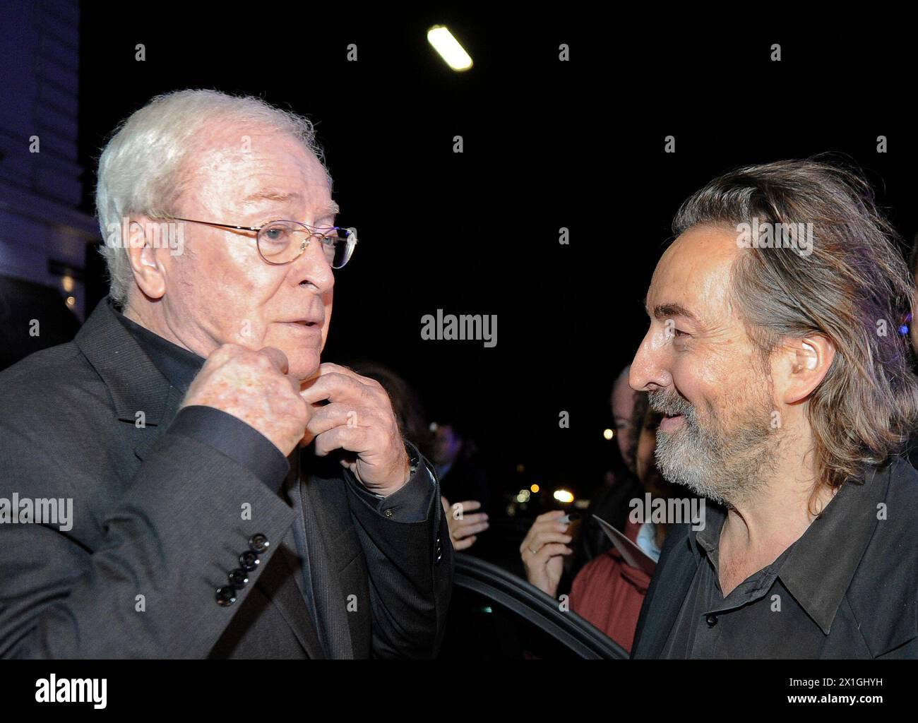 26102012 - VIENNA - AUSTRIA: L'attore britannico Michael Cain (l.) e il direttore del festival Hans Hurch il 26 ottobre 2012 nel corso della 50a "Viennale" di Vienna. APA-PHOTO: HERBERT NEUBAUER - 20121026 PD3397 - Rechteinfo: Rights Managed (RM) Foto Stock