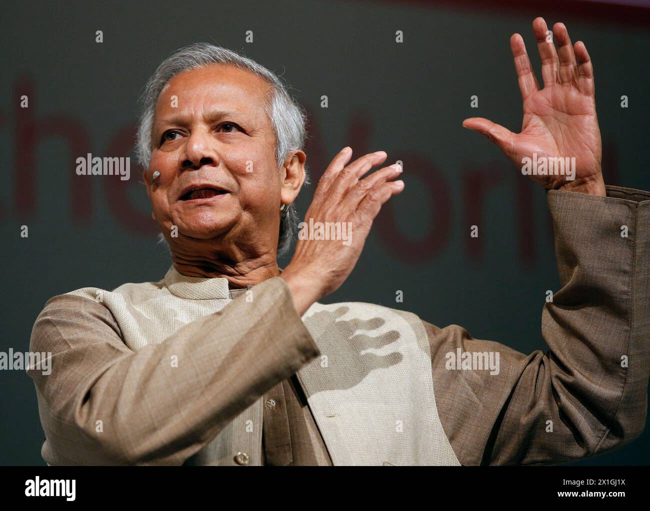 Il banchiere bengalese e premio Nobel per la pace Muhammad Yunus durante il suo discorso di apertura al Global Social Business Summit 2012 a Vienna, Austria, l'8 novembre 2012. - 20121108 PD0843 - Rechteinfo: Diritti gestiti (RM) Foto Stock