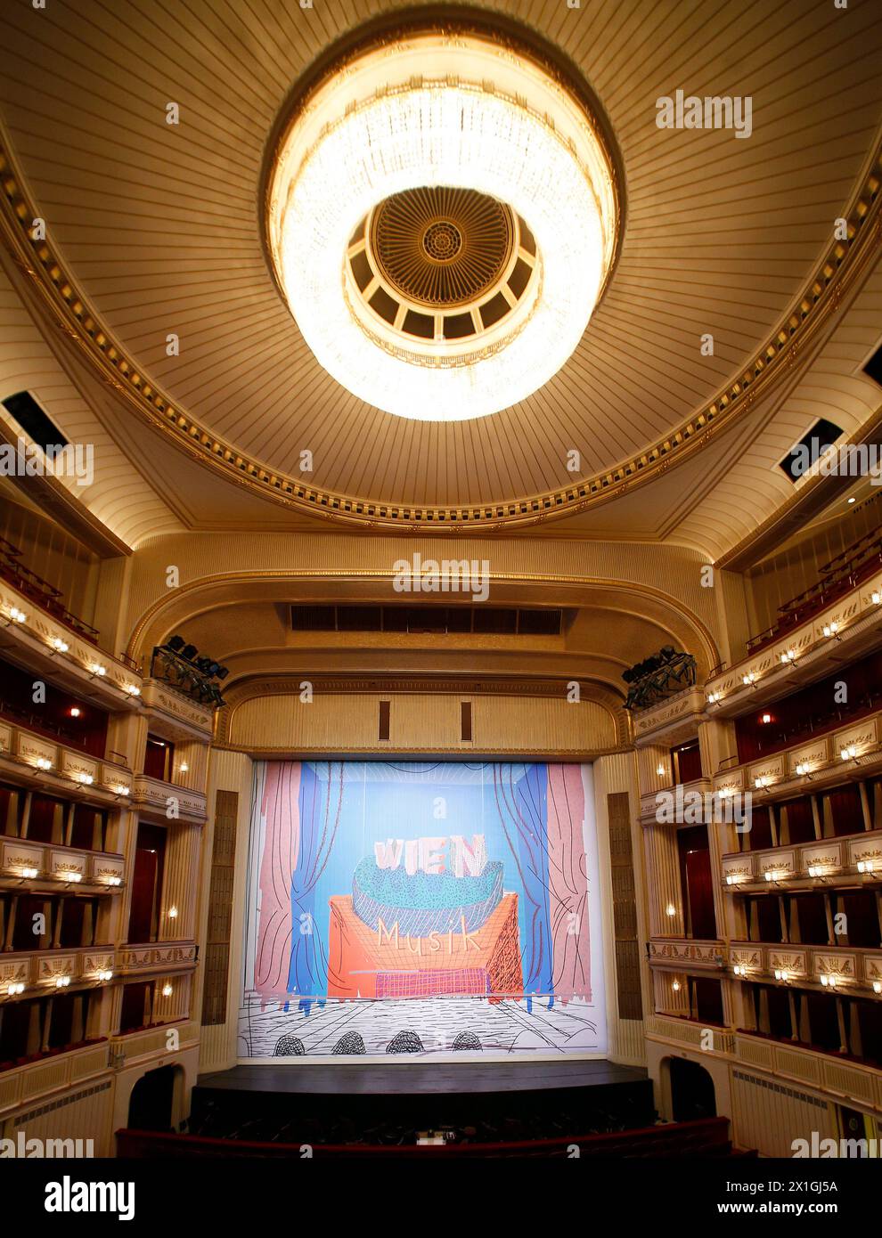 Vienna - Un quadro davvero grande - l'opera d'arte Wien Musik dell'artista britannico David Hockney decora l'Eiserne Vorhang all'Opera di Stato di Vienna nel 2012/2013. FOTO: Scattata il 20 novembre 2012. - 20121120 PD1223 - Rechteinfo: Diritti gestiti (RM) Foto Stock