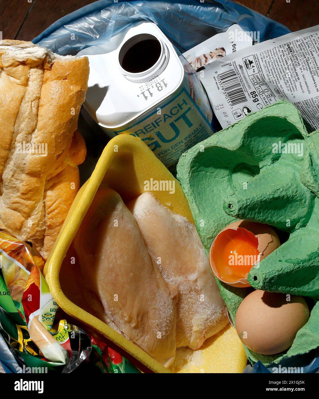 Caratteristica - i rifiuti alimentari o la perdita di cibo sono alimenti che vengono gettati o persi non mangiati. IMMAGINE: Uova, bottiglia di latte, pane in una spazzatura può il 14 novembre 2012. - 20121113 PD5401 - Rechteinfo: Rights Managed (RM) Foto Stock
