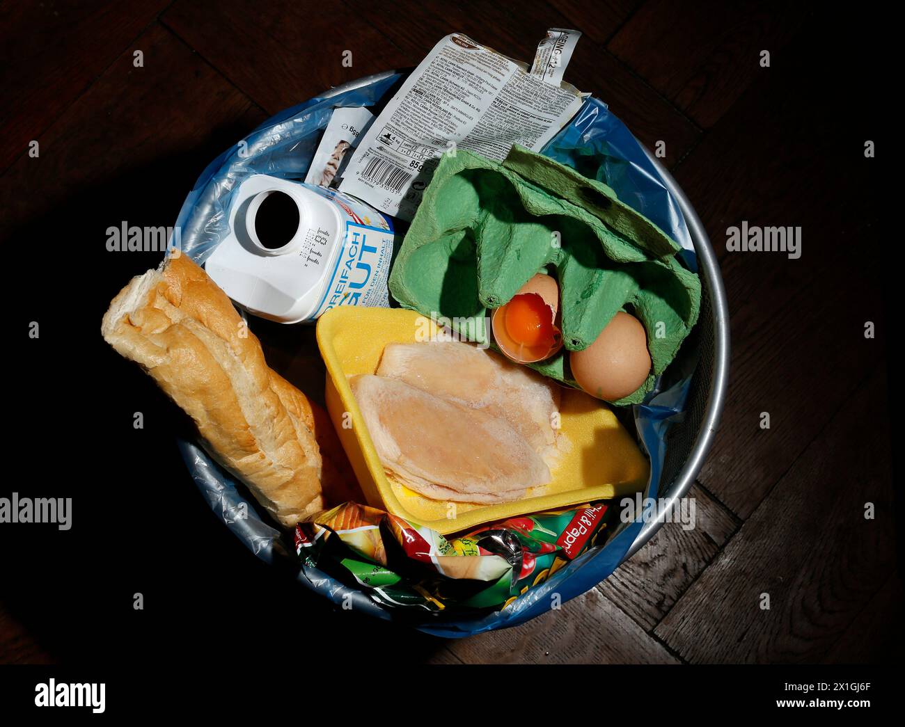 Caratteristica - i rifiuti alimentari o la perdita di cibo sono alimenti che vengono gettati o persi non mangiati. IMMAGINE: Uova, bottiglia di latte, pane in una spazzatura può il 14 novembre 2012. - 20121113 PD5402 - Rechteinfo: Diritti gestiti (RM) Foto Stock