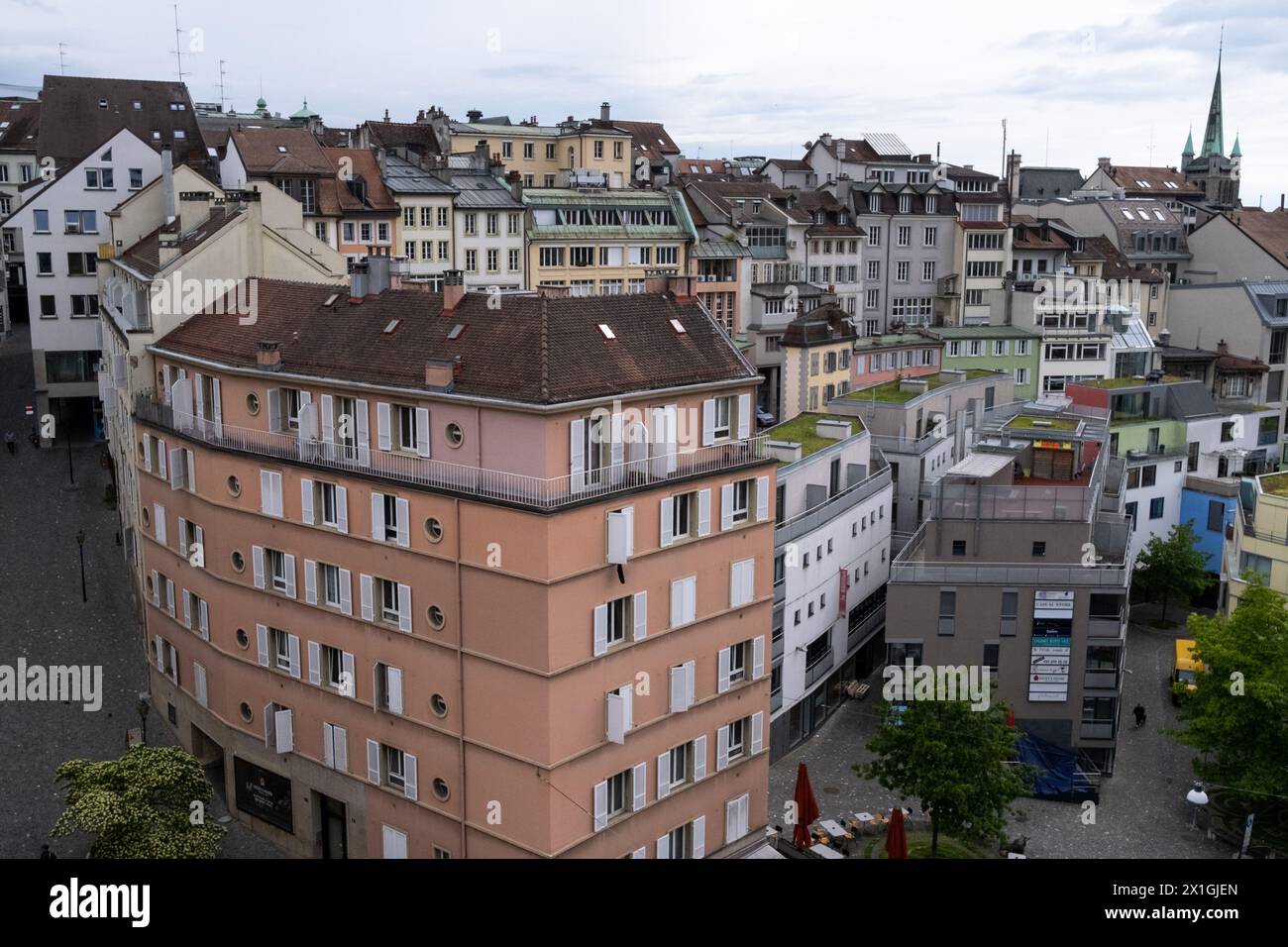 Un paesaggio urbano con rilievi, edifici e il campanile della chiesa riformata di San Francesco, come si vede dal ponte Charles Bessieres di Losanna, Foto Stock