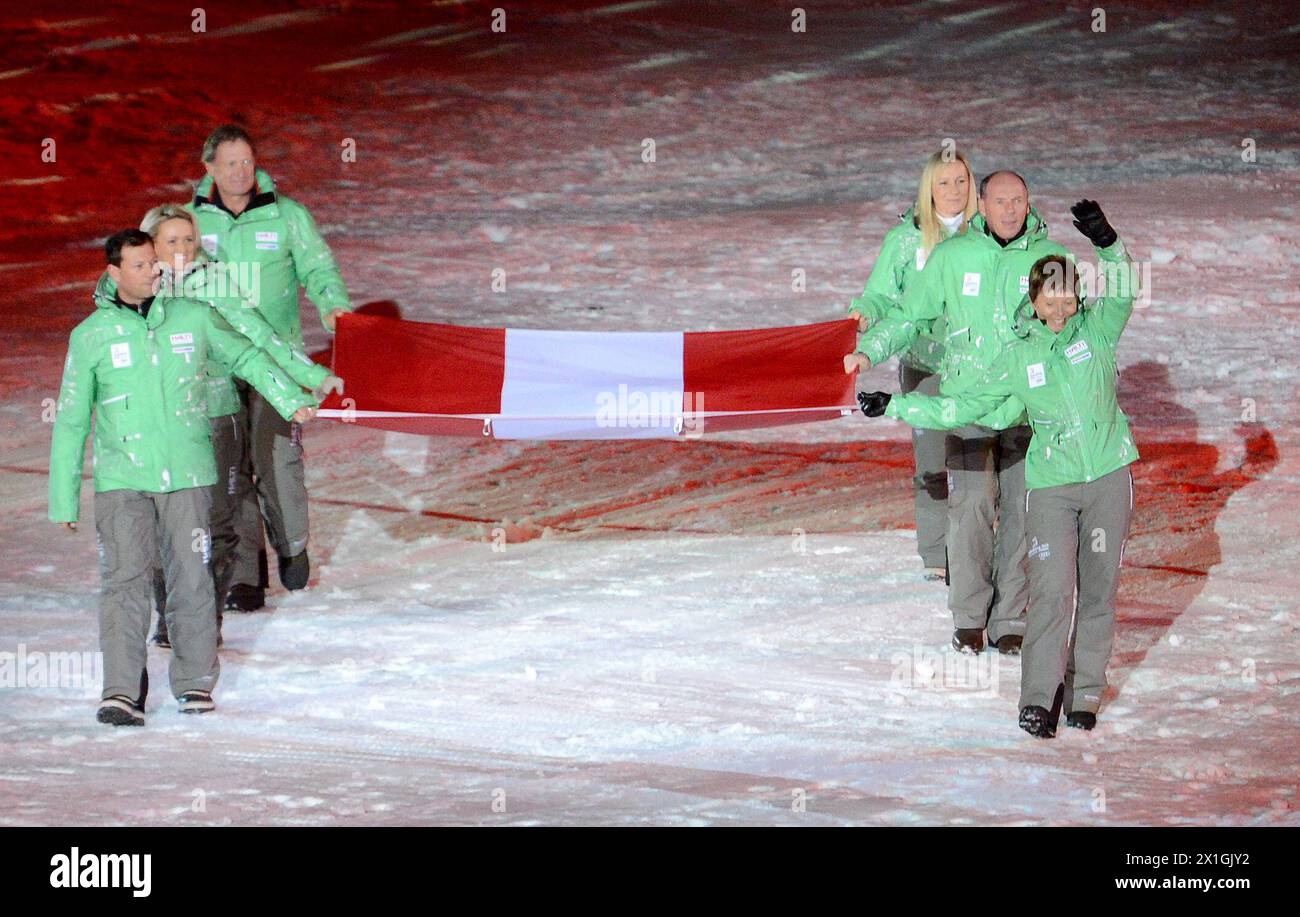 Cerimonia di apertura dei Campionati del mondo di sci FIS 2013 allo Stadio Planai di Schladming, Austria, il 4 febbraio 2013. Stephan Eberharter, Alexandra Meissnitzer, Franz Klammer, Annemarie Moser-Pröll, Harti Weirather e Renate Götschl con bandiera austriaca - 20130204 PD2457 - Rechteinfo: Rights Managed (RM) Foto Stock