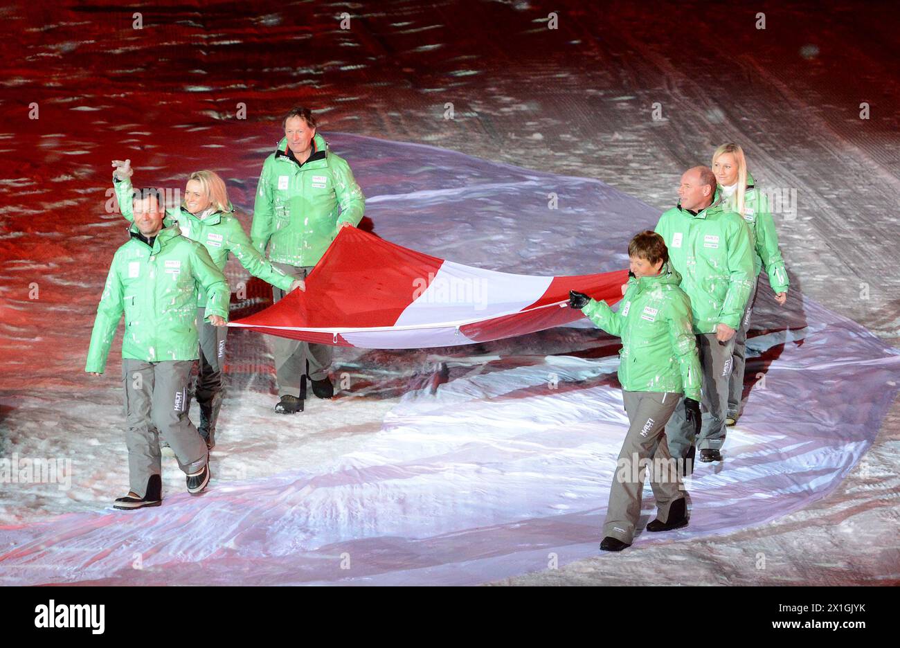 Cerimonia di apertura dei Campionati del mondo di sci FIS 2013 allo Stadio Planai di Schladming, Austria, il 4 febbraio 2013. Stephan Eberharter, Alexandra Meissnitzer, Franz Klammer, Annemarie Moser-Pröll, Harti Weirather e Renate Götschl con bandiera austriaca - 20130204 PD2484 - Rechteinfo: Rights Managed (RM) Foto Stock