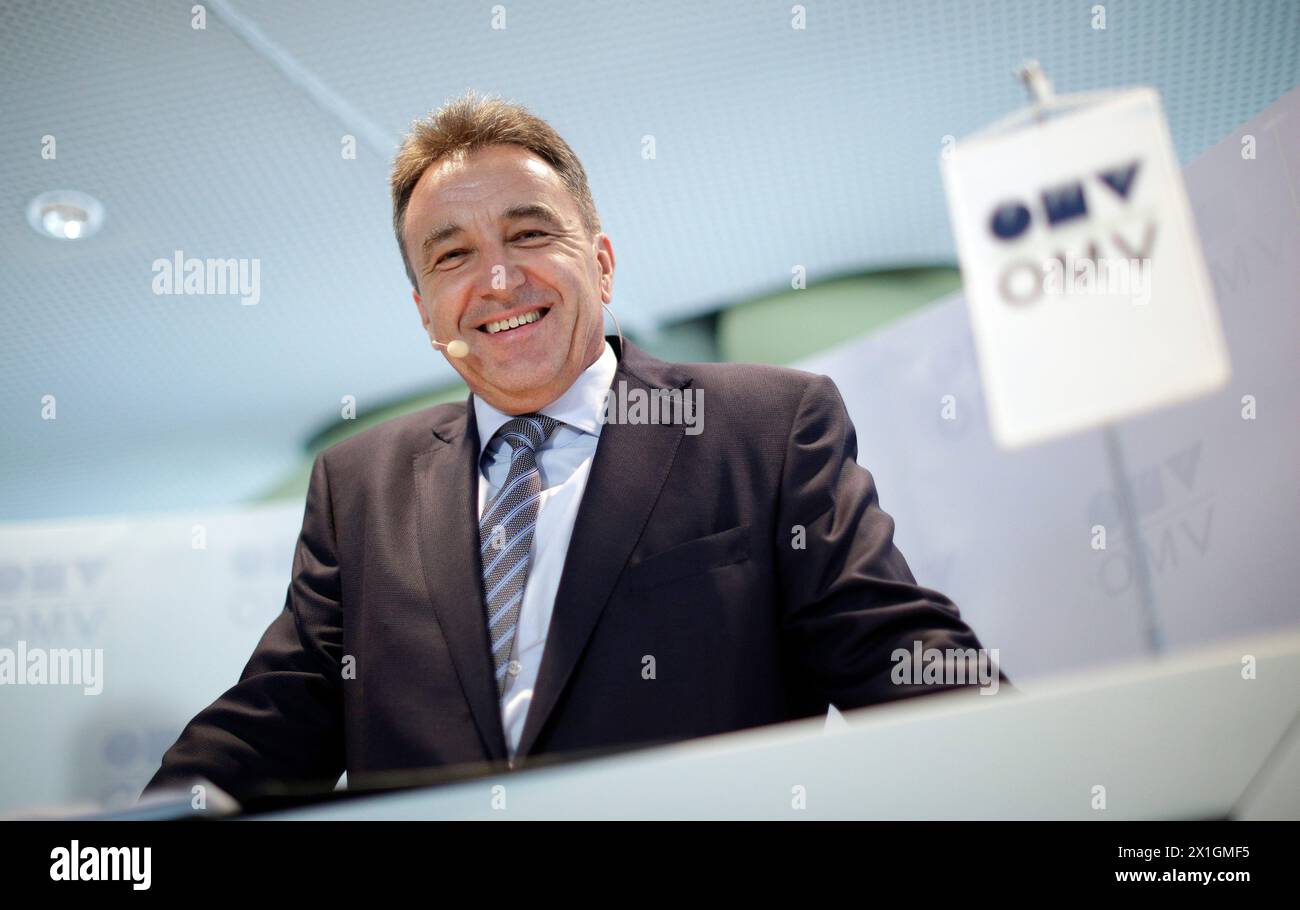 Gerhard Roiss, CEO di OMV, parla con i media durante una conferenza stampa tenutasi a Vienna, Austria, il 19 agosto 2013 per informare dei grandi investimenti nella zona del Mare del Nord. OMV ha dichiarato che il suo investimento più grande mai effettuato per acquisire attività nel Mare del Nord per 2,65 miliardi di USD (1,99 miliardi di euro), dopo aver raggiunto un accordo con la società norvegese Statoil per acquisire attività in Norvegia e nel Regno Unito (zona ad ovest delle Shetlands). OMV acquisisce il 19 per cento nel campo di produzione di Gullfaks e il 24 per cento nel campo di Gudrun; sia giacimenti di petrolio che di gas al largo della piattaforma continentale norvegese. Inoltre, l'OMV acquisirà il 30 per cento a Roseb Foto Stock