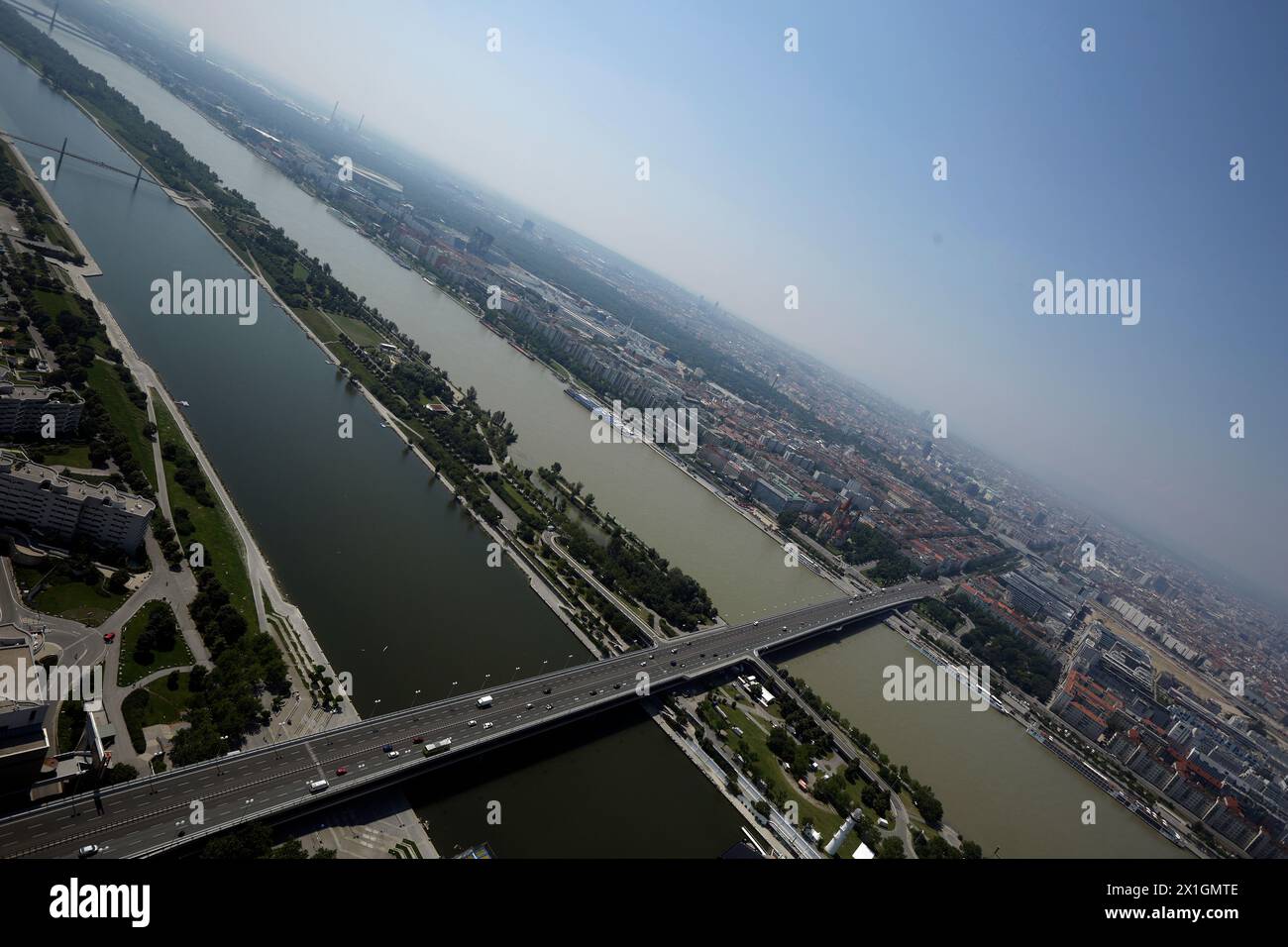 Vista dalla Torre DC di Vienna il 18 giugno 2013. La torre alta 250 metri sarà l'edificio più alto dell'Austria. - 20130618 PD1073 - Rechteinfo: Diritti gestiti (RM) Foto Stock
