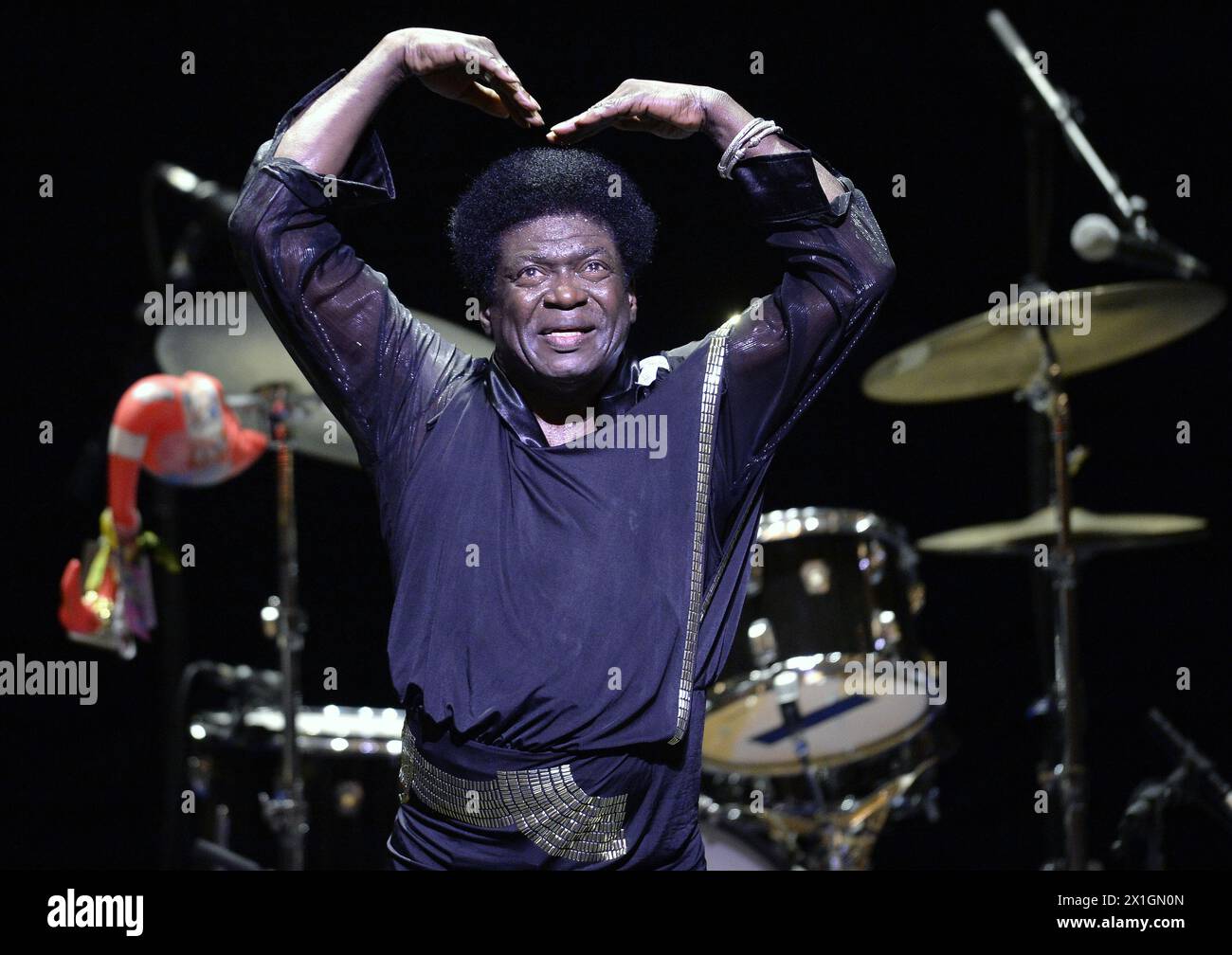 Il cantante STATUNITENSE Charles Bradley si esibisce sul palco durante un concerto all'Opera di Stato durante il Jazz Fest Vienna 2013 a Vienna, Austria, 2 luglio 2013. Il festival si svolge fino al 10 luglio. - 20130702 PD5037 - Rechteinfo: Rights Managed (RM) Foto Stock