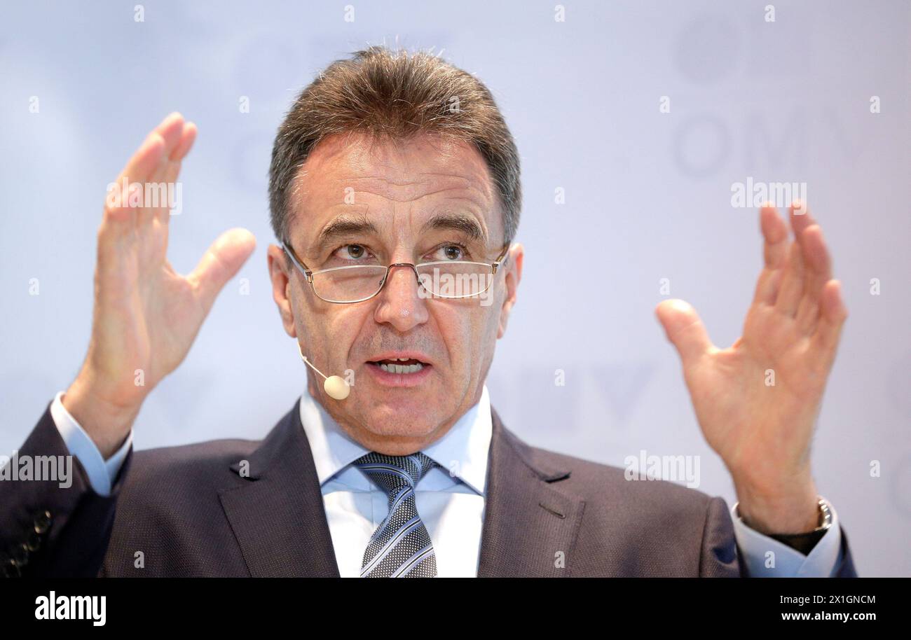 Gerhard Roiss, CEO di OMV, parla con i media durante una conferenza stampa tenutasi a Vienna, Austria, il 19 agosto 2013 per informare dei grandi investimenti nella zona del Mare del Nord. OMV ha dichiarato che il suo investimento più grande mai effettuato per acquisire attività nel Mare del Nord per 2,65 miliardi di USD (1,99 miliardi di euro), dopo aver raggiunto un accordo con la società norvegese Statoil per acquisire attività in Norvegia e nel Regno Unito (zona ad ovest delle Shetlands). OMV acquisisce il 19 per cento nel campo di produzione di Gullfaks e il 24 per cento nel campo di Gudrun; sia giacimenti di petrolio che di gas al largo della piattaforma continentale norvegese. Inoltre, l'OMV acquisirà il 30 per cento a Roseb Foto Stock