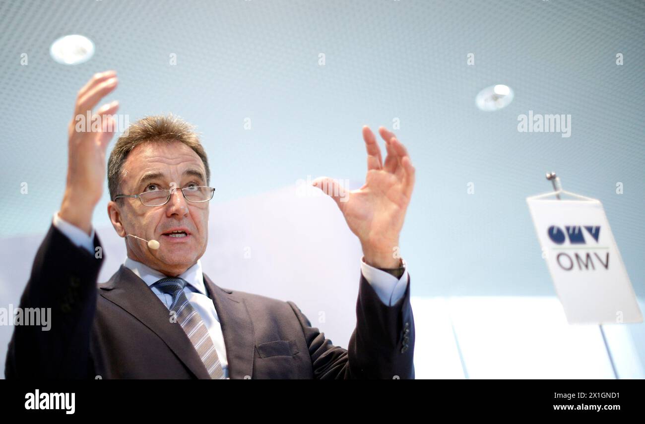 Gerhard Roiss, CEO di OMV, parla con i media durante una conferenza stampa tenutasi a Vienna, Austria, il 19 agosto 2013 per informare dei grandi investimenti nella zona del Mare del Nord. OMV ha dichiarato che il suo investimento più grande mai effettuato per acquisire attività nel Mare del Nord per 2,65 miliardi di USD (1,99 miliardi di euro), dopo aver raggiunto un accordo con la società norvegese Statoil per acquisire attività in Norvegia e nel Regno Unito (zona ad ovest delle Shetlands). OMV acquisisce il 19 per cento nel campo di produzione di Gullfaks e il 24 per cento nel campo di Gudrun; sia giacimenti di petrolio che di gas al largo della piattaforma continentale norvegese. Inoltre, l'OMV acquisirà il 30 per cento a Roseb Foto Stock