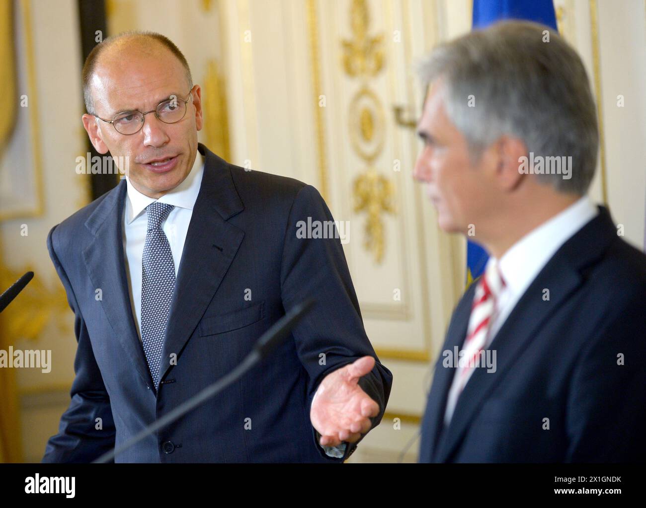 Il primo ministro italiano Enrico letta e il cancelliere austriaco Werner Faymann partecipano ad una conferenza stampa dopo un incontro a Vienna, Austria, il 21 agosto 2013. I capi di governo hanno discusso di questioni europee, di bilancio e di politica migratoria. - 20130821 PD0423 - Rechteinfo: Diritti gestiti (RM) Foto Stock