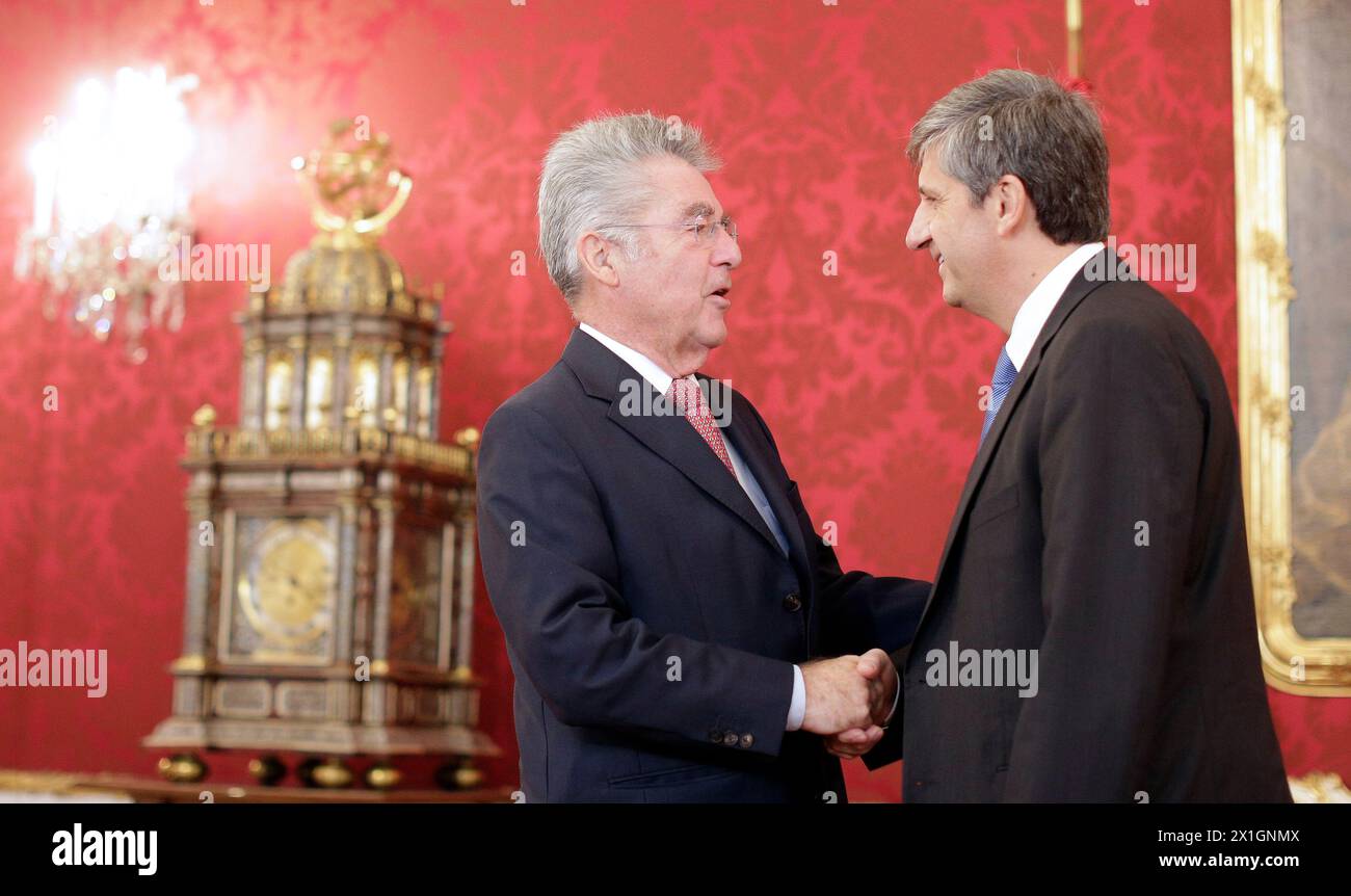 Il presidente federale austriaco Heinz Fischer SPOe e il vice cancelliere e ministro degli Esteri Michael Spindelegger OeVP durante una riunione a causa delle elezioni generali in Austria. Ufficio dei presidenti federali, Vienna, Austria, il 2013/10/02. - 20131002 PD0670 - Rechteinfo: Diritti gestiti (RM) Foto Stock
