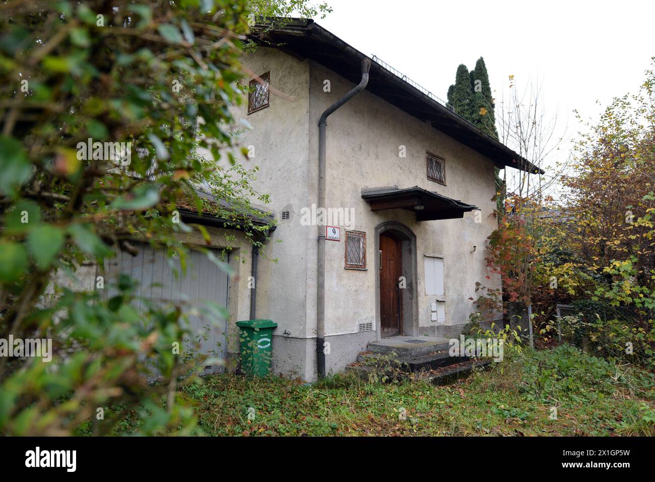 Visita la casa del collezionista d'arte tedesco Cornelius Gurlitt a Salisburgo, Austria, 5 novembre 2013. Una scorta privata di 1.500 dipinti che sono stati sequestrati dai nazisti, è stata trovata in Germania, una rivista di notizie ha detto il 3 novembre. Gli investigatori doganali hanno trovato l'arte scomparsa più di due anni fa in un appartamento di Monaco di Baviera del 80enne Cornelius Gurlitt, ma questa non è stata divulgata all'epoca, ha riferito la rivista "Focus". - 20131105 PD0576 - Rechteinfo: Rights Managed (RM) Foto Stock
