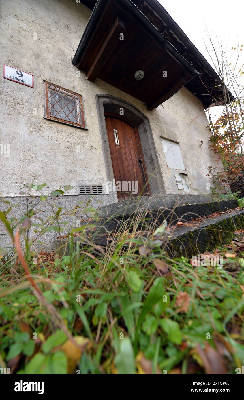 Visita la casa del collezionista d'arte tedesco Cornelius Gurlitt a Salisburgo, Austria, 5 novembre 2013. Una scorta privata di 1.500 dipinti che sono stati sequestrati dai nazisti, è stata trovata in Germania, una rivista di notizie ha detto il 3 novembre. Gli investigatori doganali hanno trovato l'arte scomparsa più di due anni fa in un appartamento di Monaco di Baviera del 80enne Cornelius Gurlitt, ma questa non è stata divulgata all'epoca, ha riferito la rivista "Focus". - 20131105 PD0559 - Rechteinfo: Rights Managed (RM) Foto Stock