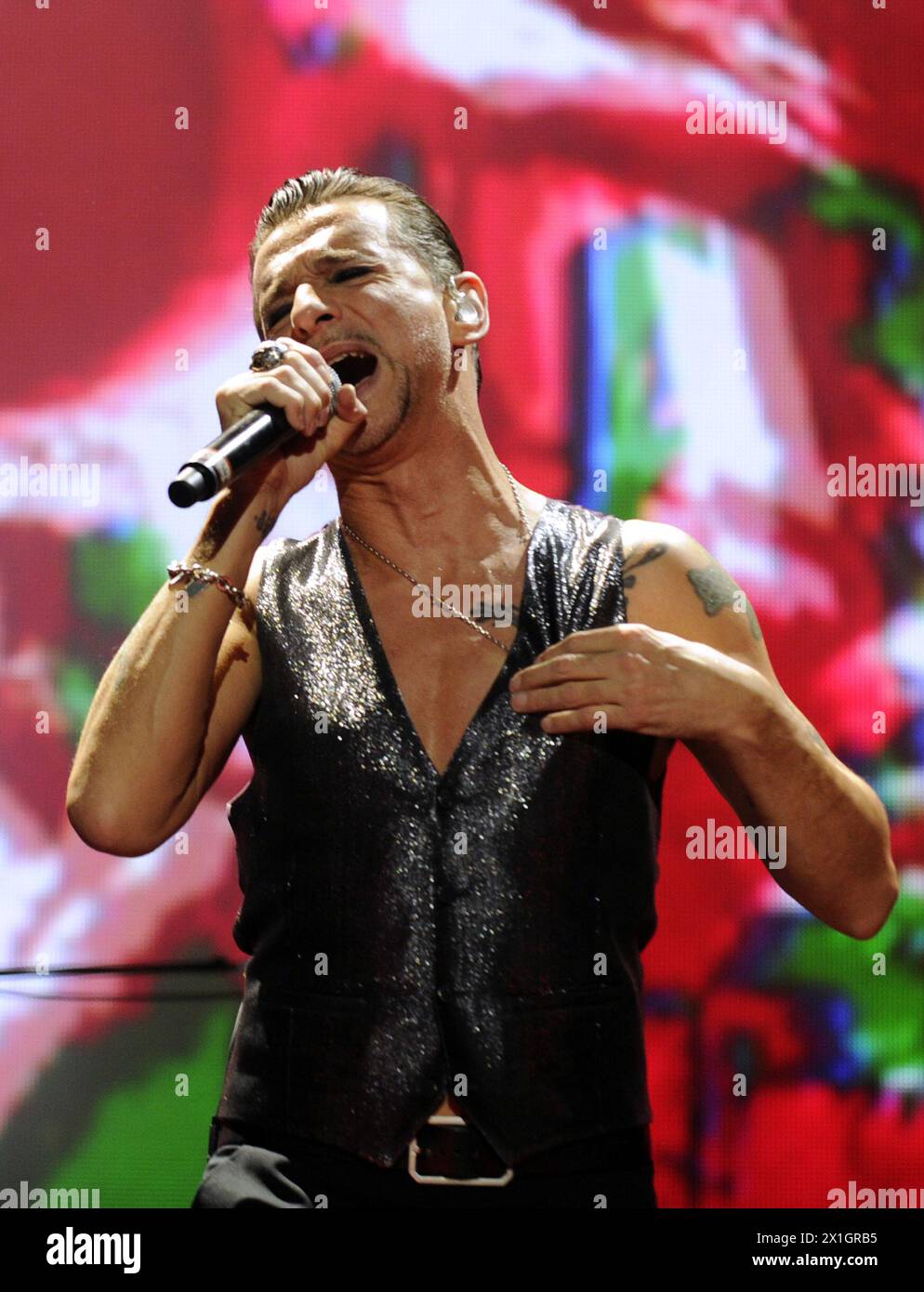 Dave Gahan, frontman della band inglese "Depeche Mode" si esibisce durante un concerto della band a Vienna, Austria, l'8 febbraio 2014. La band ha presentato il loro ultimo album "Delta Machine". - 20140208 PD7254 - Rechteinfo: Rights Managed (RM) Foto Stock