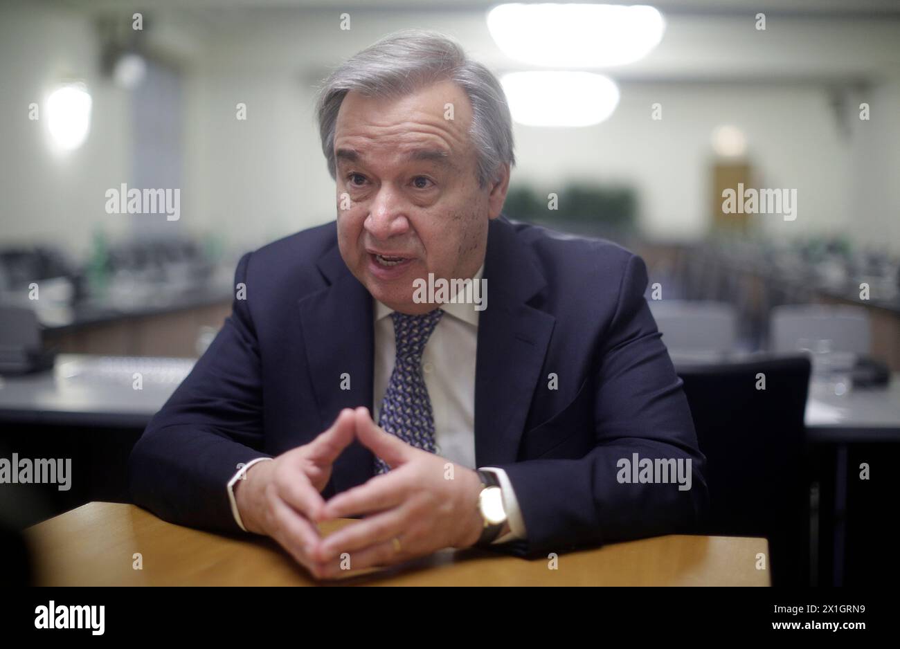 Antonio Guterres, alto Commissariato delle Nazioni Unite per i rifugiati (UNHCR), gesta mentre parla con i giornalisti durante un'intervista con l'Austria Presse Agentur APA a Vienna, Austria, 19 febbraio 2014. - 20140219 PD4545 - Rechteinfo: Diritti gestiti (RM) Foto Stock