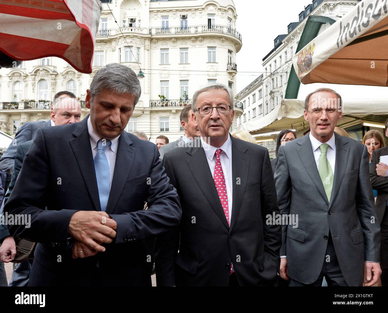 Il ministro delle Finanze austriaco Michael Spindelegger, candidato principale per i conservatori alle elezioni UE Jean-Claude Juncker e il vicepresidente del Parlamento europeo Othmar Karas visitano il Naschmarkt a Vienna, Austria, il 7 maggio 2014. Le elezioni per il parlamento europeo del 2014 si sono tenute il 25 maggio. - 20140507 PD2786 - Rechteinfo: Diritti gestiti (RM) Foto Stock