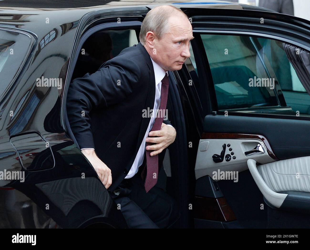 Il presidente russo Vladimir Putin scende dall'auto alla Hofburg di Vienna, Austria, 24 giugno 2014. Il Presidente Putin è in visita di Stato di un giorno in Austria. - 20140624 PD2855 - Rechteinfo: Diritti gestiti (RM) Foto Stock