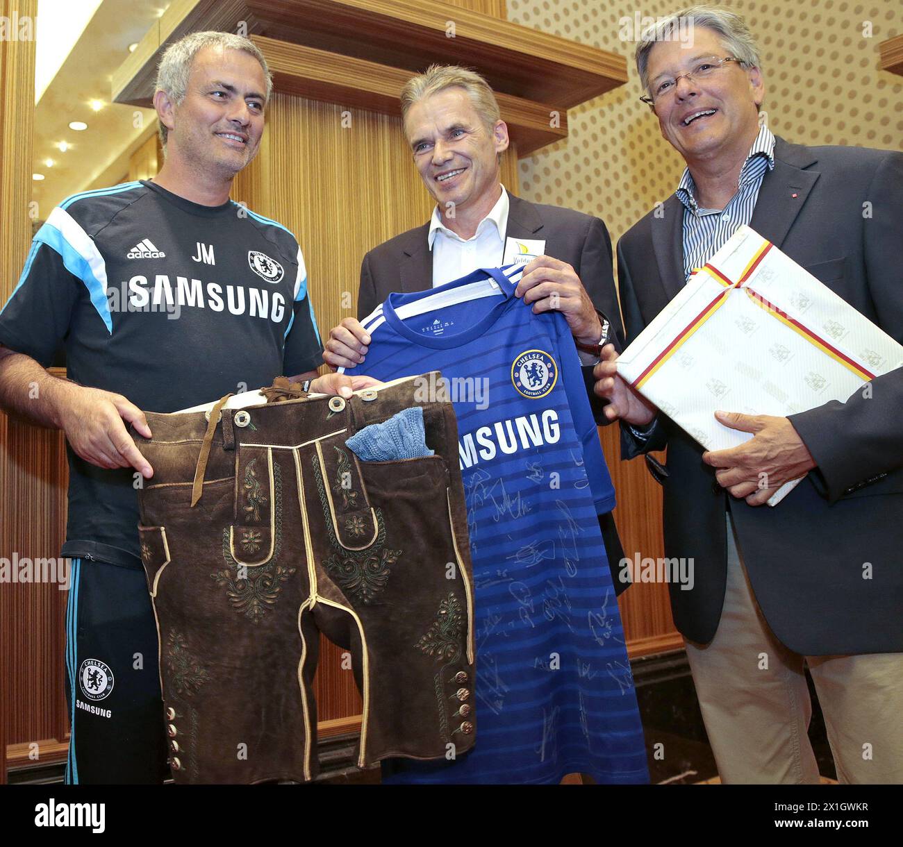 L'allenatore della squadra di calcio FC Chelsea Jose Mourinho riceve pantaloni di pelle durante una conferenza stampa a Velden, Austria, il 22 luglio 2014. Il Chelsea ha un training camp e un test match a Velden. - 20140722 PD1971 - Rechteinfo: Diritti gestiti (RM) Foto Stock