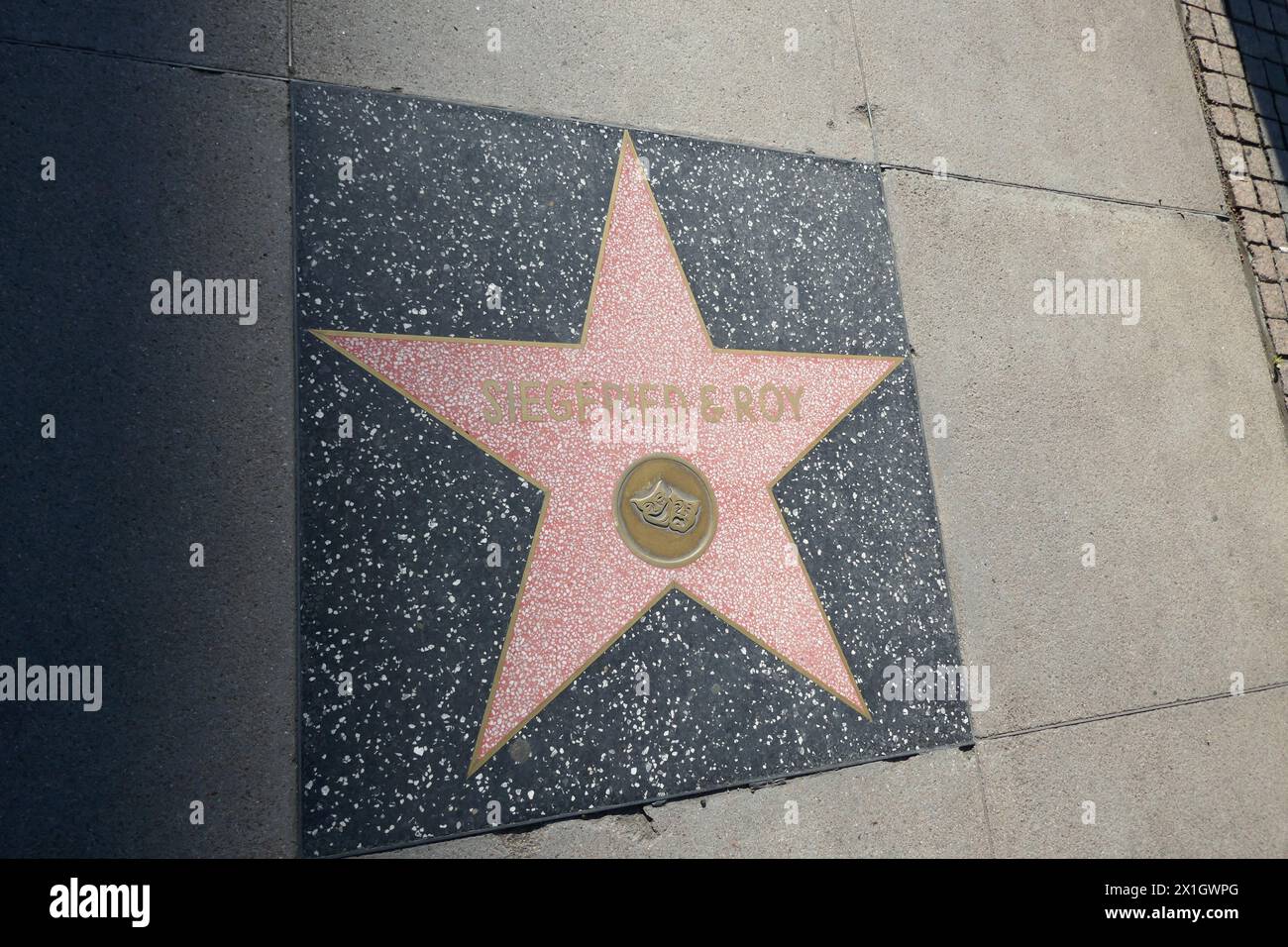 Hollywood, California, USA 15 aprile 2024 Magicians Siegfried e Roy Hollywood Walk of Fame Star su Hollywood Blvd il 15 aprile 2024 a Hollywood, California, USA. Foto di Barry King/Alamy Stock Photo Foto Stock