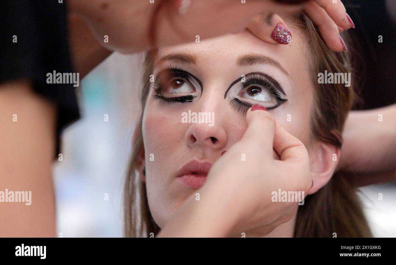 Preparativi prima della sfilata degli Austrian Fashion Awards alla Vienna Fashion Week, a Vienna, Austria, 09 settembre 2014. L'evento si svolge fino al 14 settembre. - 20140909 PD5593 - Rechteinfo: Diritti gestiti (RM) Foto Stock