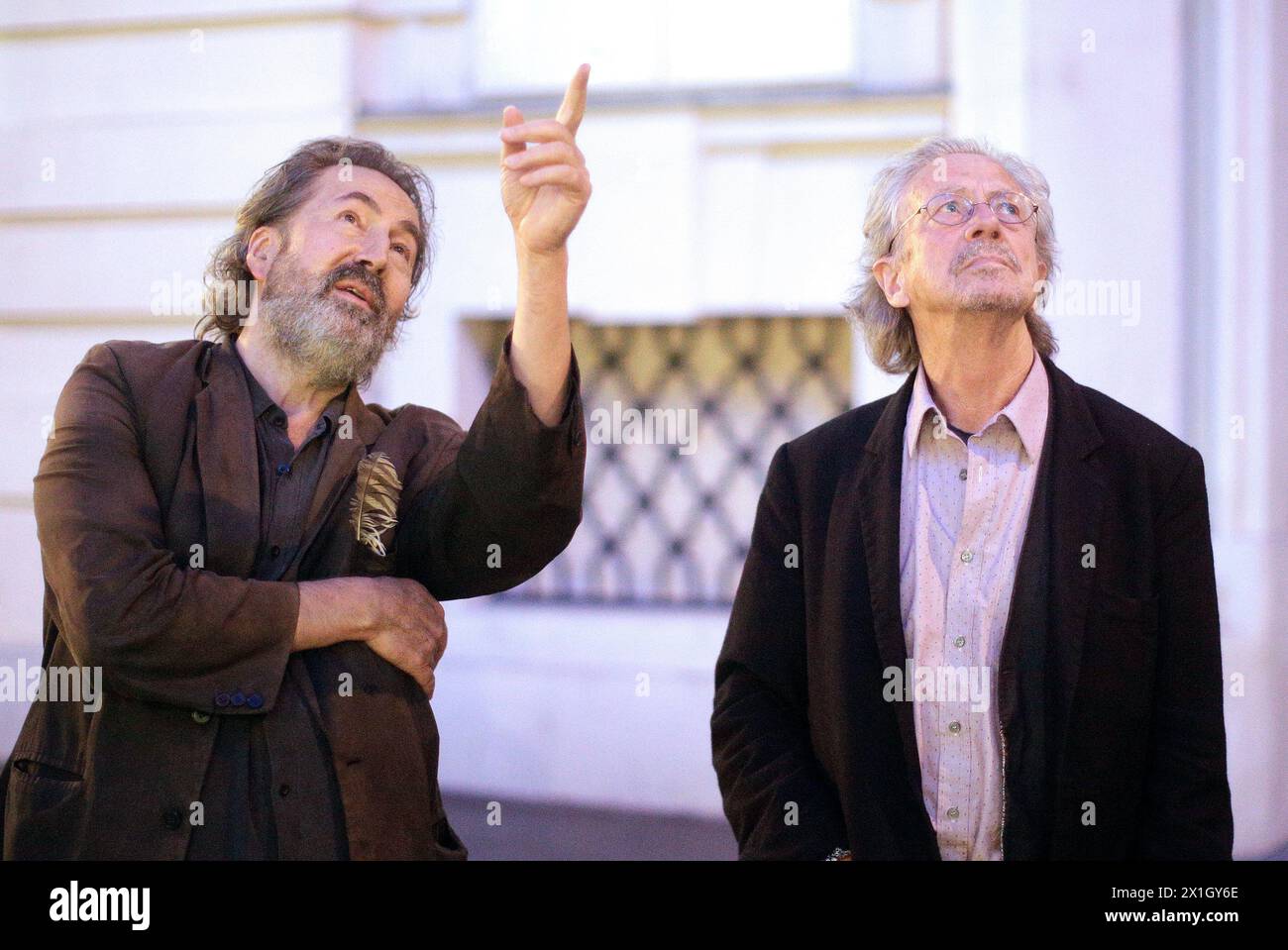 Lo scrittore Peter Handke e il regista della Viennale Hans Hurch visitano il Metro Cinema di Vienna, Austria, il 16 ottobre 2014. - 20141016 PD3462 - Rechteinfo: Diritti gestiti (RM) Foto Stock