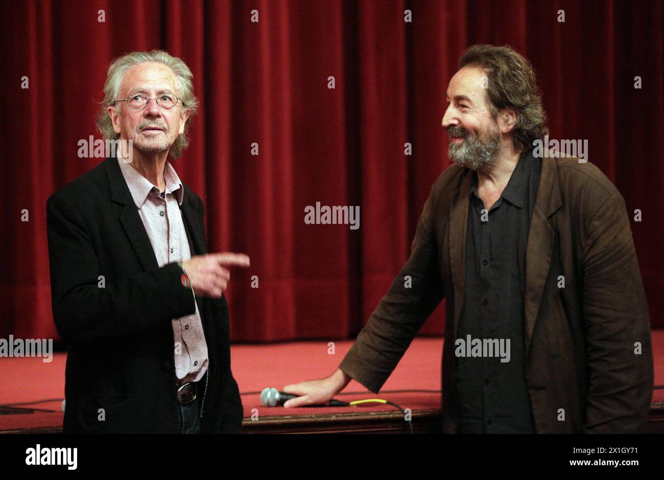 Lo scrittore Peter Handke e il regista della Viennale Hans Hurch visitano il Metro Cinema di Vienna, Austria, il 16 ottobre 2014. - 20141016 PD3461 - Rechteinfo: Diritti gestiti (RM) Foto Stock