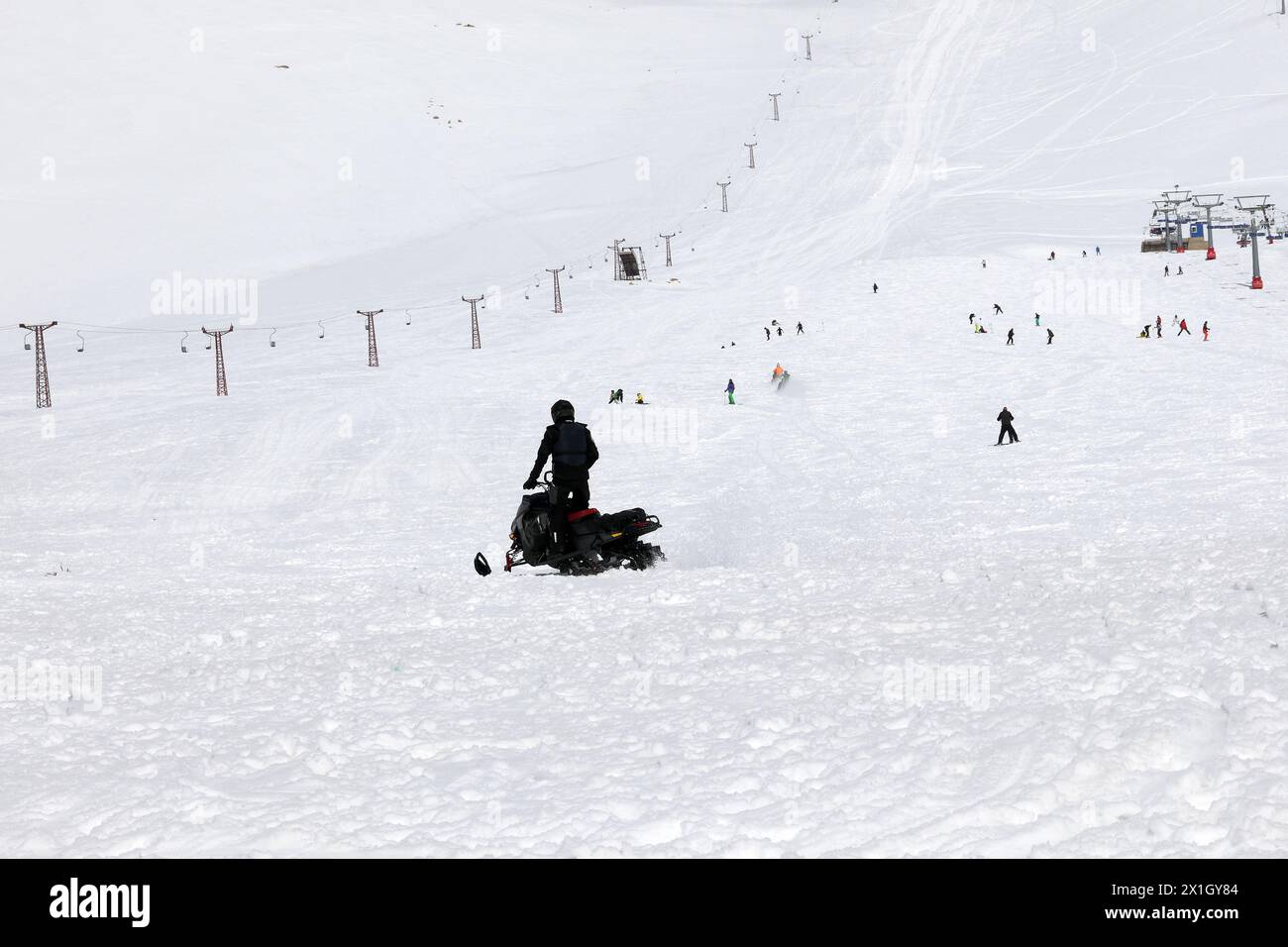 Un uomo che cavalca uno skidoo sulle piste innevate del Libano. Foto Stock