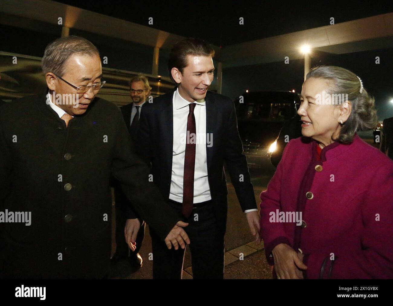 Il ministro degli Esteri austriaco Sebastian Kurz dà il benvenuto al Segretario generale delle Nazioni Unite Ban Ki-Moon e a sua moglie Ban Soon-Taek all'aeroporto di Schwechat, vicino a Vienna, Austria, il 2 novembre 2014. FOTO: APA/DRAGAN TATIC - 20141102 PD3325 - Rechteinfo: Rights Managed (RM) Foto Stock